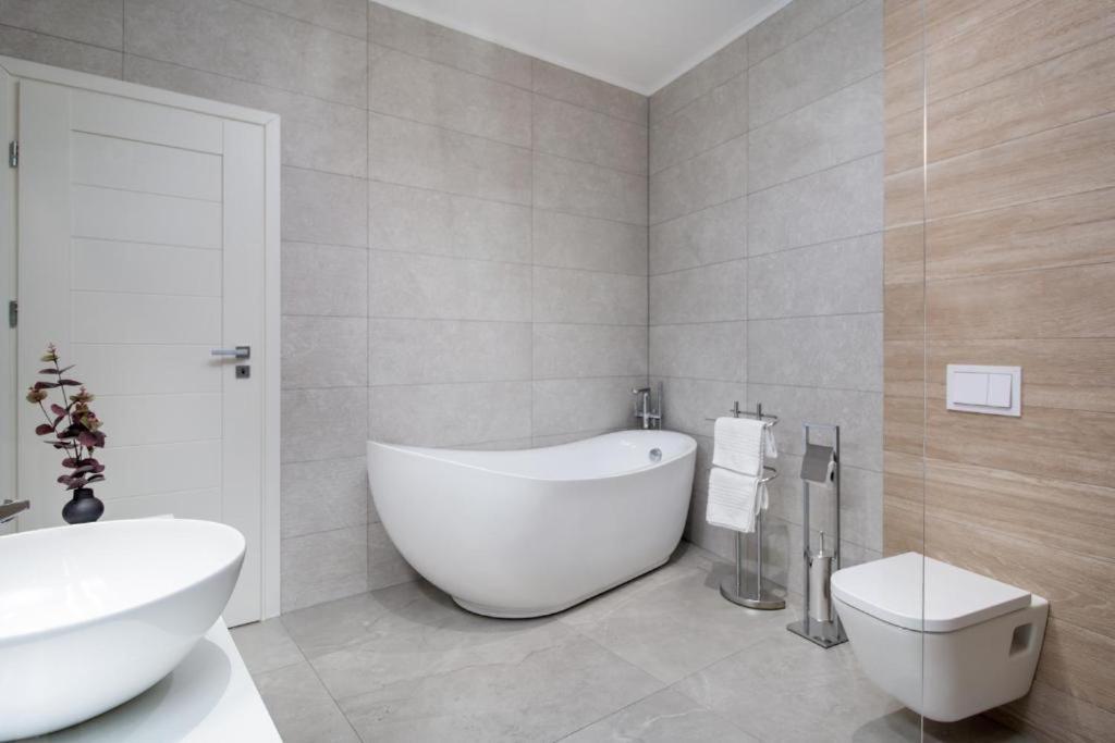 Charlotte Apartment - 2Bedrooms W Parking Near Nymphaea Oradea Cameră foto